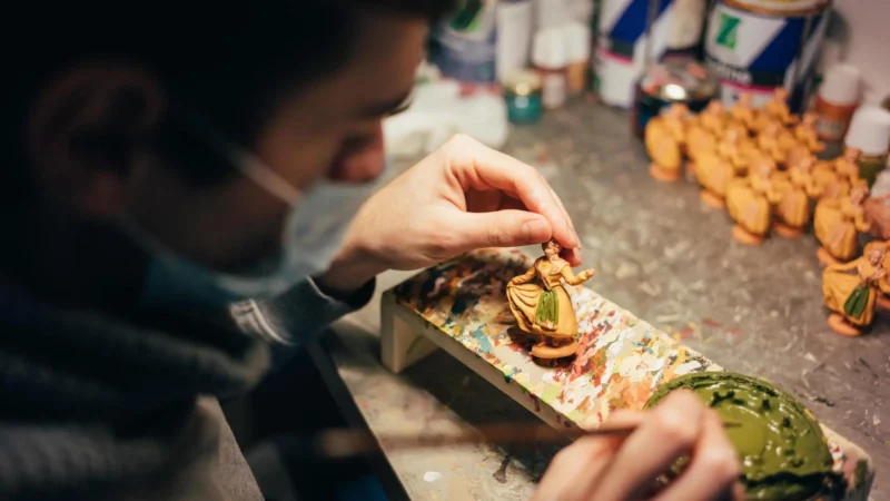 Santons de Provence : histoire, tradition et comment créer une crèche magnifique en famille